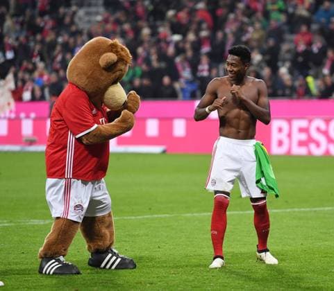 Fussball 1. Bundesliga Saison 2016 2017 8. Spieltag FC Bayern Muenchen - Borussia Moenchengladbach 22.10.2016 Schlussjubel FC Bayern Muenchen; Maskottchen Berni (li) beim Schauboxen mit David Alaba (re) 