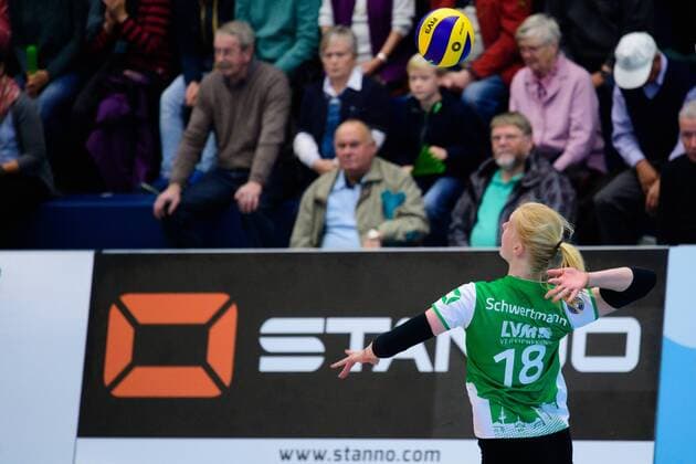 23.10.2016, Halle Berg Fidel, Muenster Volleyball, Bundesliga Frauen, Normalrunde, USC Münster Muenster vs. Allianz MTV Stuttgart Aufschlag Service Leonie Schwertmann ( 18 Muenster)