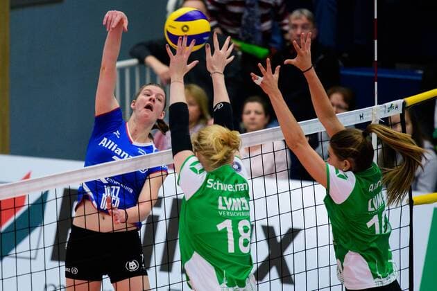 23.10.2016, Halle Berg Fidel, Muenster Volleyball, Bundesliga Frauen, Normalrunde, USC Münster Muenster vs. Allianz MTV Stuttgart Angriff Renata Sandor ( 7 Stuttgart) - Block Doppelblock Leonie Schwertmann ( 18 Muenster), Kaisa Alanko ( 10 Muenster)
