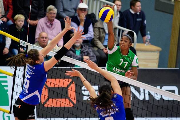 23.10.2016, Halle Berg Fidel, Muenster Volleyball, Bundesliga Frauen, Normalrunde, USC Münster Muenster vs. Allianz MTV Stuttgart Block Doppelblock Michaela Mlejnkova ( 16 Stuttgart), Micheli Tomazela Pissinato ( 3 Stuttgart) - Angriff Erica Wilson ( 11 Muenster)