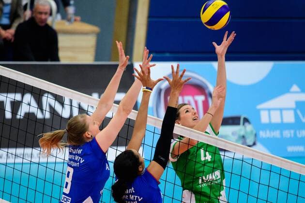 23.10.2016, Halle Berg Fidel, Muenster Volleyball, Bundesliga Frauen, Normalrunde, USC Münster Muenster vs. Allianz MTV Stuttgart Block Doppelblock Julia Schaefer ( 8 Stuttgart), Nia Grant ( 17 Stuttgart) - Finte Angriff Britt Bongaerts ( 4 Muenster)