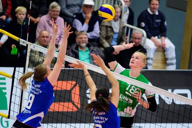 23.10.2016, Halle Berg Fidel, Muenster Volleyball, Bundesliga Frauen, Normalrunde, USC Münster Muenster vs. Allianz MTV Stuttgart Block Doppelblock Julia Schaefer ( 8 Stuttgart), Micheli Tomazela Pissinato ( 3 Stuttgart) - Angriff Leonie Schwertmann ( 18 Muenster)