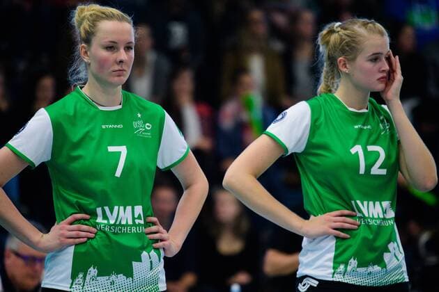 23.10.2016, Halle Berg Fidel, Muenster Volleyball, Bundesliga Frauen, Normalrunde, USC Münster Muenster vs. Allianz MTV Stuttgart Bogdana Anisova ( 7 Muenster), Hanna Orthmann ( 12 Muenster) enttäuscht enttaeuscht traurig nach Niederlage