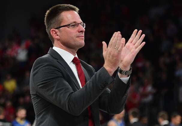 23.10.2016 - Basketball - Saison 2016 2017 - 1. Bundesliga Beko BBL - 01. Spieltag: Brose Bamberg - EWE Baskets Oldenburg - HMI - Rolf Beyer (Geschäftsführer Brose Bamberg) applaudiert der Mannschaft nach Sieg gegen Oldenburg