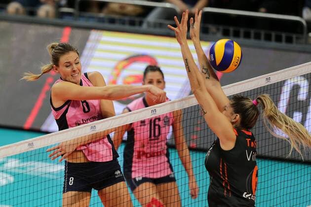 (161023) -- PASAY CITY, Oct. 23, 2016 -- Lauren Gibbemeyer (L) of Pomi Casalmaggiore competes against Thaisa Daher Pallesi of Eczacibasi VitrA Istanbul (R) during the final match of 2016 FIVB Women s Club World Championship WM Weltmeisterschaft in Pasay City, the Philippines, Oct. 23, 2016. Eczacibasi VitrA Istanbul won 3-2. ) (SP)PHILIPPINES-FIVB WOMEN S CLUB WORLD CHAMPIONSHIP-FINAL RouellexUmali 
