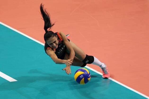 (161023) -- PASAY CITY, Oct. 23, 2016 -- Simge Sebnem Akoz of Eczacibasi VitrA Istanbul competes against Pomi Casalmaggiore during the final match of 2016 FIVB Women s Club World Championship WM Weltmeisterschaft in Pasay City, the Philippines, Oct. 23, 2016. Eczacibasi VitrA Istanbul won 3-2. ) (SP)PHILIPPINES-FIVB WOMEN S CLUB WORLD CHAMPIONSHIP-FINAL RouellexUmali 
