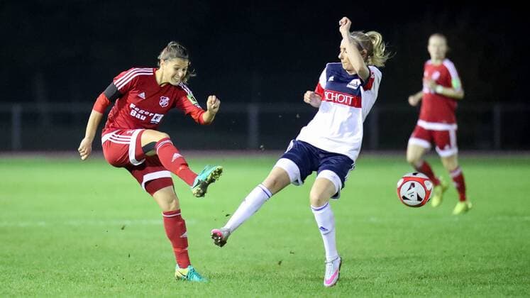 v.li.: Furtuna Velaj (Sand, 16), Chiara Loos (SCHOTT, 27), Fussball, DFB-Pokal der Frauen, TSV SCHOTT Mainz - SC Sand, xozx