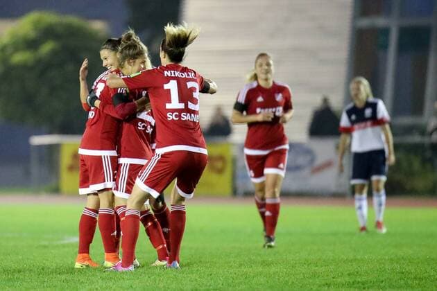 Spielerinnen des SC Sand jubeln über das Tor zum 0:1, Jubel, Torjubel, Torerfolg, celebrate the goal, goal, celebration, Jubel ueber das Tor, optimistisch, Action, Aktion, Fussball, DFB-Pokal der Frauen, TSV SCHOTT Mainz - SC Sand, xozx
