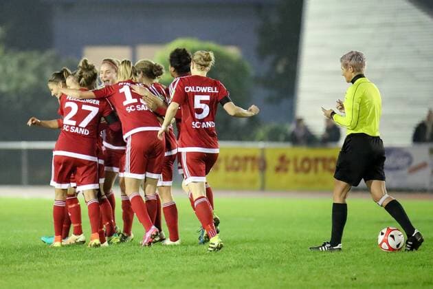 Spielerinnen des SC Sand jubeln über das Tor zum 0:1, Jubel, Torjubel, Torerfolg, celebrate the goal, goal, celebration, Jubel ueber das Tor, optimistisch, Action, Aktion, Fussball, DFB-Pokal der Frauen, TSV SCHOTT Mainz - SC Sand, xozx
