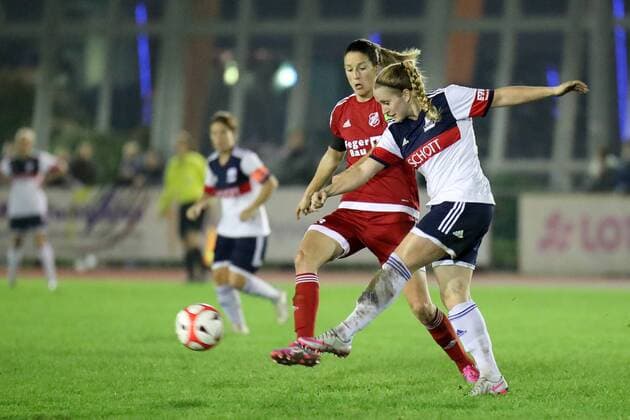 v.li.: Milena Nikolic (Sand, 13), Judith Bast (SCHOTT, 4), Zweikampf, Duell, duel, tackle, tackling, Dynamik, Action, Aktion, Fussball, DFB-Pokal der Frauen, TSV SCHOTT Mainz - SC Sand, xozx