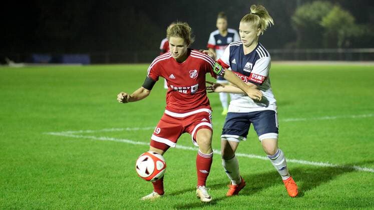 v.li.: Nina Burger (Sand, 19), Samantha Herrmann (SCHOTT, 25), Zweikampf, Duell, duel, tackle, tackling, Dynamik, Action, Aktion, Fussball, DFB-Pokal der Frauen, TSV SCHOTT Mainz - SC Sand, xozx