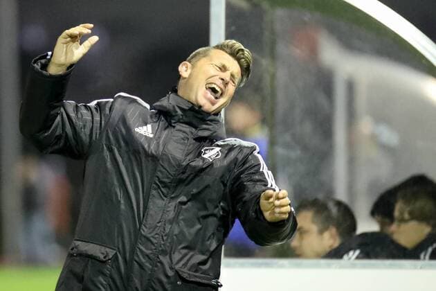 Colin Bell (Trainer, Sand) regt sich auf, gibt Anweisungen, gestikuliert, mit den Armen gestikulieren, gives instructions, gesticulate, Einzelbild, Aktion, Action, Fussball, DFB-Pokal der Frauen, TSV SCHOTT Mainz - SC Sand, xozx