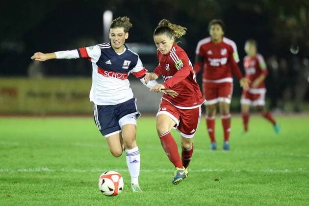 v.li.: Annika Leber (SCHOTT, 14), Furtuna Velaj (Sand, 16), Zweikampf, Duell, duel, tackle, tackling, Dynamik, Action, Aktion, Fussball, DFB-Pokal der Frauen, TSV SCHOTT Mainz - SC Sand, xozx