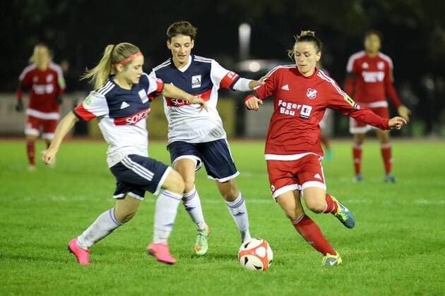 v.li.: Antonia Hornberg (SCHOTT, 17), Annika Leber (SCHOTT, 14), Furtuna Velaj (Sand, 16), Zweikampf, Duell, duel, tackle, tackling, Dynamik, Action, Aktion, Fussball, DFB-Pokal der Frauen, TSV SCHOTT Mainz - SC Sand, xozx