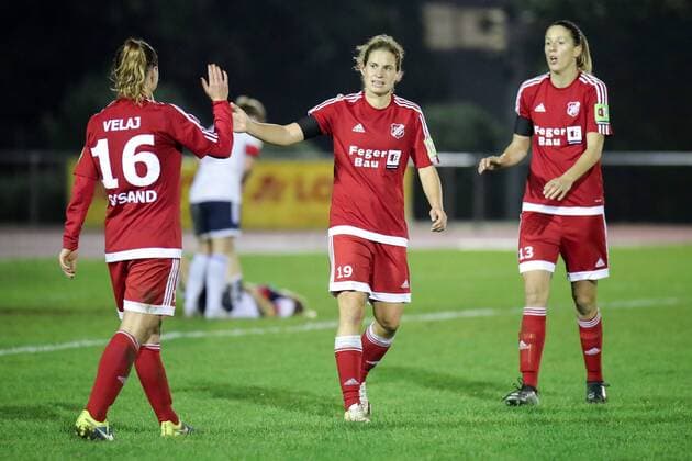 v.li.: Torschützin Furtuna Velaj (Sand, 16), Nina Burger (Sand, 19) und Milena Nikolic (Sand, 13) jubeln über das Tor zum 0:4, Jubel, Torjubel, Torerfolg, celebrate the goal, goal, celebration, Jubel ueber das Tor, optimistisch, Action, Aktion, Fussball, DFB-Pokal der Frauen, TSV SCHOTT Mainz - SC Sand, xozx