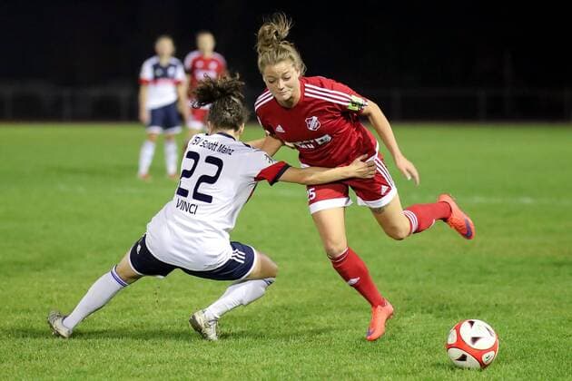 v.li.: Debora Vinci (SCHOTT, 22), Verena Aschauer (Sand, 25), Zweikampf, Duell, duel, tackle, tackling, Dynamik, Action, Aktion, Fussball, DFB-Pokal der Frauen, TSV SCHOTT Mainz - SC Sand, xozx