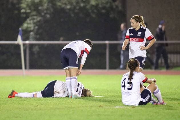Spielerinnen des TSV SCHOTT Mainz, enttäuscht schauend, Enttäuschung, Frustration, disappointed, pessimistisch, Fussball, DFB-Pokal der Frauen, TSV SCHOTT Mainz - SC Sand, xozx