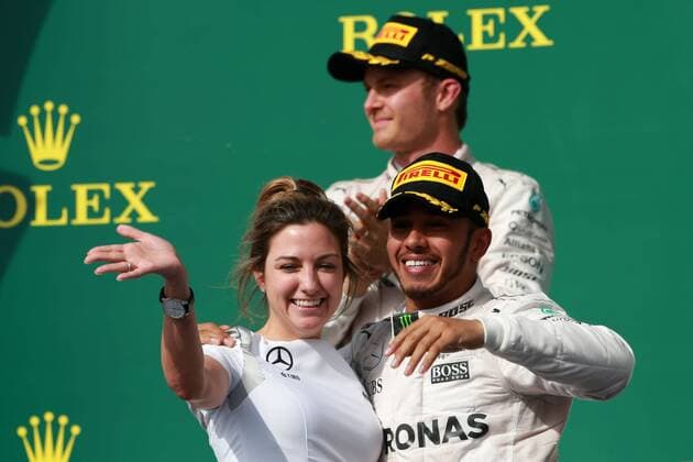 Bilder des Tages - SPORT Motorsports: FIA Formula One World Championship WM Weltmeisterschaft 2016, Grand Prix of United States, Victoria Vowles (Mercedes AMG Petronas Formula One Team), 44 Lewis Hamilton (GBR, Mercedes AMG Petronas Formula One Team), 6 Nico Rosberg (GER, Mercedes AMG Petronas Formula One Team), xHOCHxZWEIx