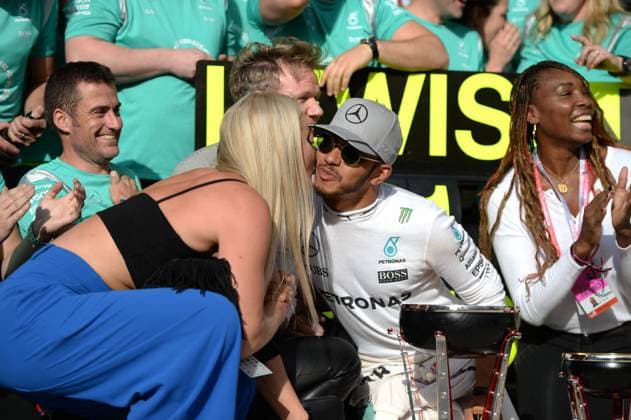 United States Grand Prix, Austin 20 - 23 October 2016 23.10.2016 - Race, Celebration, Lewis Hamilton (GBR) Mercedes AMG F1 W07 Hybrid and 2nd position Nico Rosberg (GER) Mercedes AMG F1 W07 Hybrid, Lindsey Vonn (USA) Skier and Venus Williams (USA) 