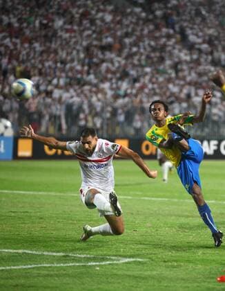 Bilder des Tages - SPORT Percy Tau (R) of Mamelodi Sundowns shoots during the 2016 African Champions League final in Alexandria, Egypt, on Oct. 23, 2016. South Africa s Mamelodi Sundowns won the 2016 African Champions League on Sunday by defeating Egypt s Zamalek with a 3-1 aggregate victory in the two-leg finals. ) (SP)EGYPT-ALEXANDIA-AFRICAN CHAMPIONS LEAGUE-FINAL AhmedxGomaa 