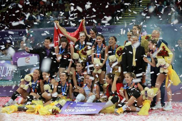 Players of Eczacibasi Vitra Istanbul celebrate after the awarding ceremony for the FIVB Women s Club World Championship WM Weltmeisterschaft 2016 in Pasay City, the Philippines, Oct. 23, 2016. Eczacibasi Vitra Istanbul claimed the title by beating Pomi Casalmaggiore with 3-2 in the final. )(wll) (SP)PHILIPPINES-MANILA-VOLLEYBALL-FIVB WOMEN S CLUB CHAMPIONSHIP RouellexUmali 