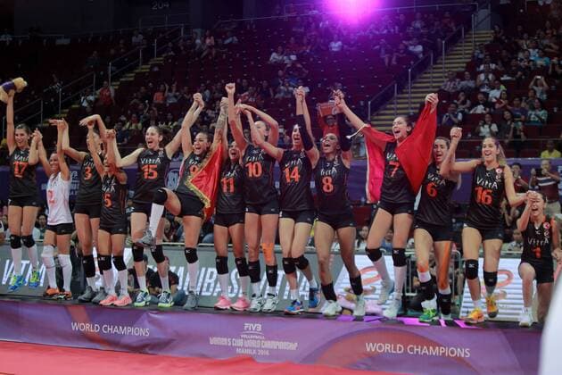 Players of Eczacibasi Vitra Istanbul celebrate during the awarding ceremony for the FIVB Women s Club World Championship WM Weltmeisterschaft 2016 in Pasay City, the Philippines, Oct. 23, 2016. Eczacibasi Vitra Istanbul claimed the title by beating Pomi Casalmaggiore with 3-2 in the final. )(wll) (SP)PHILIPPINES-MANILA-VOLLEYBALL-FIVB WOMEN S CLUB CHAMPIONSHIP RouellexUmali 