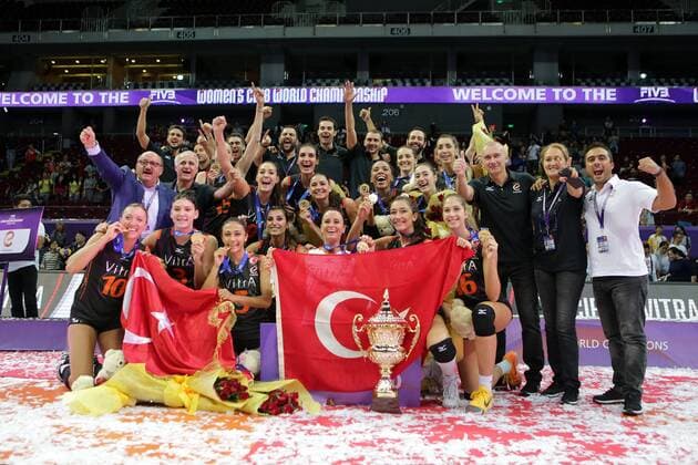 Bilder des Tages - SPORT Players of Eczacibasi Vitra Istanbul celebrate after the awarding ceremony for the FIVB Women s Club World Championship WM Weltmeisterschaft 2016 in Pasay City, the Philippines, Oct. 23, 2016. Eczacibasi Vitra Istanbul claimed the title by beating Pomi Casalmaggiore with 3-2 in the final. )(wll) (SP)PHILIPPINES-MANILA-VOLLEYBALL-FIVB WOMEN S CLUB CHAMPIONSHIP RouellexUmali 
