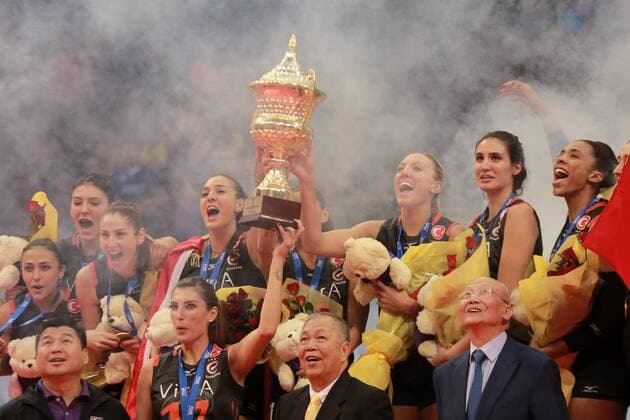 Players of Eczacibasi Vitra Istanbul celebrate during the awarding ceremony for the FIVB Women s Club World Championship WM Weltmeisterschaft 2016 in Pasay City, the Philippines, Oct. 23, 2016. Eczacibasi Vitra Istanbul claimed the title by beating Pomi Casalmaggiore with 3-2 in the final. )(wll) (SP)PHILIPPINES-MANILA-VOLLEYBALL-FIVB WOMEN S CLUB CHAMPIONSHIP RouellexUmali 
