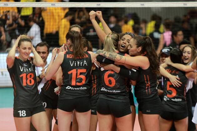Players of Eczacibasi Vitra Istanbul celebrate after defeating Pomi Casalmaggiore with 3-2 in the final of the FIVB Women s Club World Championship WM Weltmeisterschaft 2016 in Pasay City, the Philippines, Oct. 23, 2016.)(wll) (SP)PHILIPPINES-MANILA-VOLLEYBALL-FIVB WOMEN S CLUB CHAMPIONSHIP RouellexUmali 