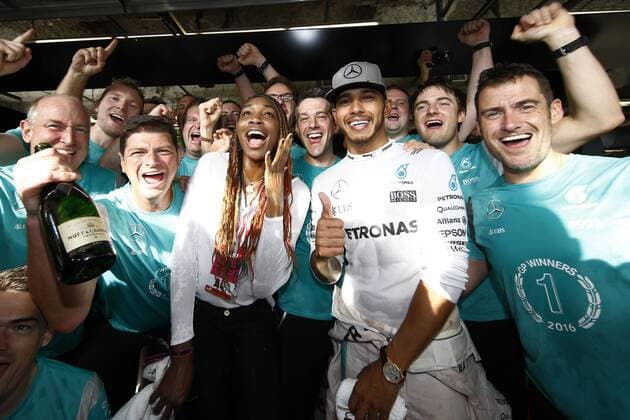 Bilder des Tages - SPORT Motorsports: FIA Formula One World Championship WM Weltmeisterschaft 2016, Grand Prix of United States, Venus Williams, 44 Lewis Hamilton (GBR, Mercedes AMG Petronas Formula One Team), xHOCHxZWEIx