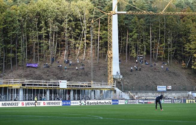 Fußball, Stadiongeschichte FC Erzgebirge Aue Fussball, Herren, 2. Bundesliga, Saison 2016 2017 (10. Spieltag), FC Erzgebirge Aue - 1. FC Union Berlin 1:3, Fans aus Aue schauen außerhalb des Stadions zu und sparen sich so den Eintritt, rechts unten Torwart Daniel Haas (Aue), 23.10. 2016,