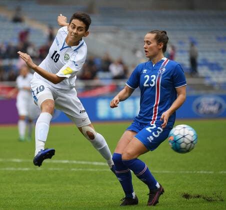 (161024) -- CHONGQING, Oct. 24, 2016 -- Lianna Narbekova (L) of Uzbekistan shoots during a match against Iceland at Sincere International Women s Football Tournament Yongchuan 2016 in Chongqing, southwest China, Oct. 24, 2016. Iceland won 1-0. ) (SP)CHINA-CHONGQING-SOCCER-SINCERE YONGCHUAN 2016 ChenxCheng 