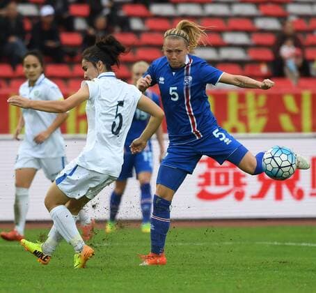 (161024) -- CHONGQING, Oct. 24, 2016 -- Gunnhildur Yrsa Jonsdottir (R) of Iceland shoots during a match against Uzbekistan at Sincere International Women s Football Tournament Yongchuan 2016 in Chongqing, southwest China, Oct. 24, 2016. Iceland won 1-0. ) (SP)CHINA-CHONGQING-SOCCER-SINCERE YONGCHUAN 2016 ChenxCheng 