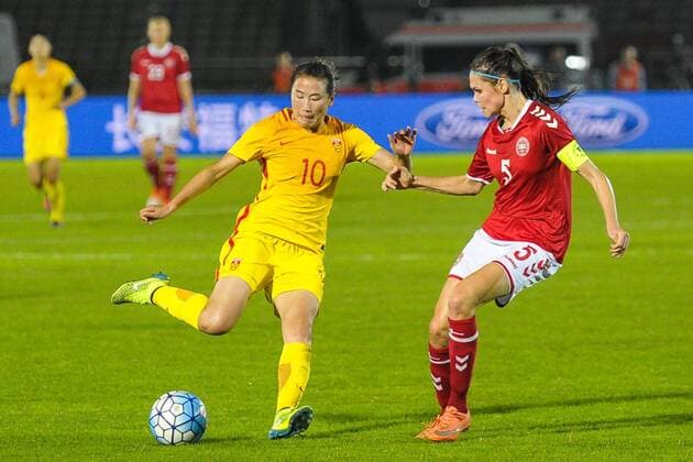 Yang Li of China, left, challenges Simone Boye Sorensen of Denmark in a match during the CFA International Women s Football Tournament Yongchuan 2016 in Chongqing, China, 24 October 2016. China defeated Denmark 1-0. China edges out Denmark at women s football tournament in Chongqing  20161024_37881