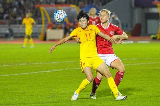 Wang Shanshan of China, left, challenges Mie Leth Jans of Denmark in a match during the CFA International Women s Football Tournament Yongchuan 2016 in Chongqing, China, 24 October 2016. China defeated Denmark 1-0. China edges out Denmark at women s football tournament in Chongqing  20161024_52063
