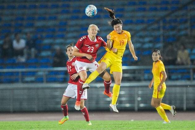 Wang Yan of China, right, challenges Lise Munk of Denmark in a match during the CFA International Women s Football Tournament Yongchuan 2016 in Chongqing, China, 24 October 2016. China defeated Denmark 1-0. China edges out Denmark at women s football tournament in Chongqing  20161024_14864