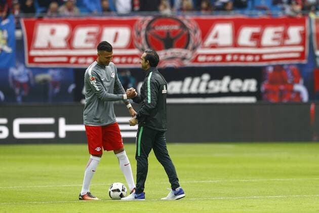 23.10.2016, Red Bull Arena, Leipzig, Ligaspiel, 1. Liga, RB Leipzig vs SV Werder Bremen, im Bild Davie Selke (27, RB Leipzig, li.) begruesst Alexander Nouri (Trainer, Werder Bremen) RB Leipzig vs SV Werder Bremen