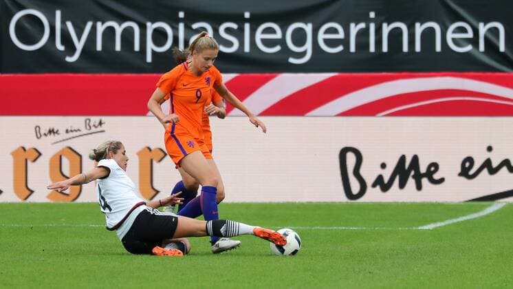v.li.: Anna Blässe (Anna Blaesse, DFB, 14), Vivianne Miedema (Niederlande), Zweikampf, Duell, duel, tackle, tackling, Dynamik, Action, Aktion, Fussball, Frauen, Länderspiel, Deutschland - Niederlande, xozx