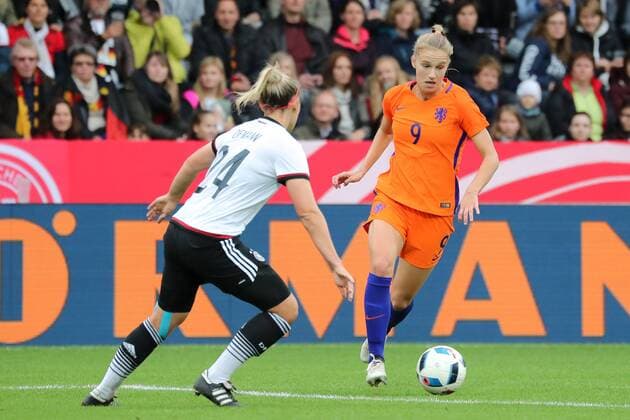 v.li.: Kristin Demann (Tini, Demann, DFB, 24), Vivianne Miedema (Niederlande), Zweikampf, Duell, duel, tackle, tackling, Dynamik, Action, Aktion, Fussball, Frauen, Länderspiel, Deutschland - Niederlande, xozx