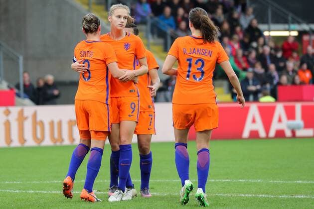 v.li.: Sherida Spitse (Niederlande), Vivianne Miedema (Niederlande), Renate Jansen (Niederlande), jubeln über das Tor zum 2:1, Jubel, Torjubel, Torerfolg, celebrate the goal, goal, celebration, Jubel ueber das Tor, optimistisch, Action, Aktion, Fussball, Frauen, Länderspiel, Deutschland - Niederlande, xozx