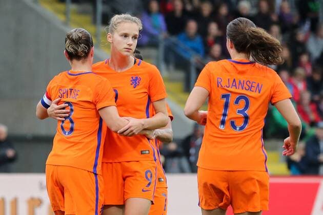 v.li.: Sherida Spitse (Niederlande), Vivianne Miedema (Niederlande), Renate Jansen (Niederlande), jubeln über das Tor zum 2:1, Jubel, Torjubel, Torerfolg, celebrate the goal, goal, celebration, Jubel ueber das Tor, optimistisch, Action, Aktion, Fussball, Frauen, Länderspiel, Deutschland - Niederlande, xozx