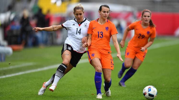 Zweikampf Anna Blässe (Deutschland , Germany , DFB )) (14) Renate Jansen (Niederlande,Holland) (13), Freundschaftsspiel Deutschland - Niederlande, xmkx