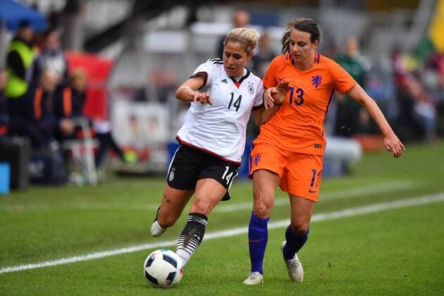 Zweikampf Anna Blässe (Deutschland , Germany , DFB )) (14) Renate Jansen (Niederlande,Holland) (13) Dynamik , Seitenauslinie, Freundschaftsspiel Deutschland - Niederlande, xmkx