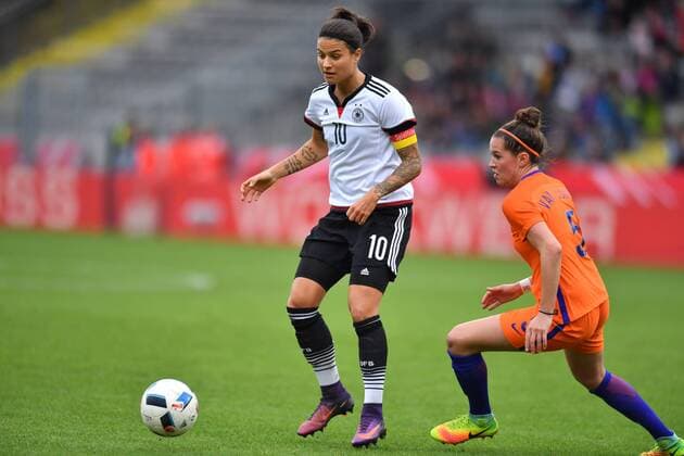 Dzsenifer Marozsan (Deutschland , Germany , DFB ) (10) passt vor Merel van Dongen (Niederlande,Holland) (5), Freundschaftsspiel Deutschland - Niederlande, xmkx