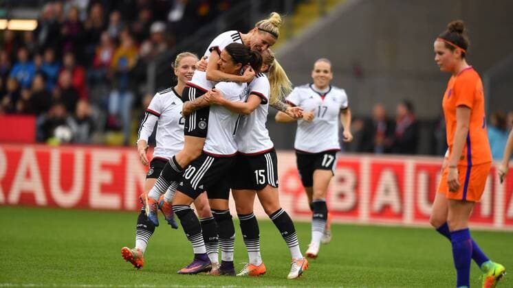 Dzsenifer Marozsan (Deutschland , Germany , DFB ) (10) nimmt Anja Mittag (Deutschland , Germany , DFB ) (11) nach ihrem 3:1 auf die Arme Jubel, Freuen, celebrate, happy, cheer , Goal Celebration, Freundschaftsspiel Deutschland - Niederlande, xmkx