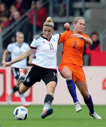Aalen Fußbal Frauen Deutschland vs. Niederlande, Tor zum 3:1 durch Anja Mittag (GER, Nr.11), Desiree Van Lunteren (NED)