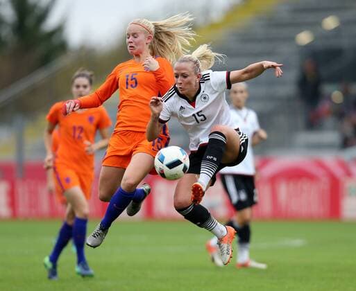 Aalen Fußbal Frauen Deutschland vs. Niederlande, v.l. Kika van Es (NED), Mandy Islacker (GER)