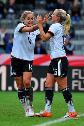 Torjubel der Torschuetzin Mandy ISLACKER (GER), Anna BLÄSSE (GER). Deutschland, Aalen: Fussball, Laenderspiel der Frauen: Deutschland vs Niederlande am 25.10.2016, Scholz Arena .