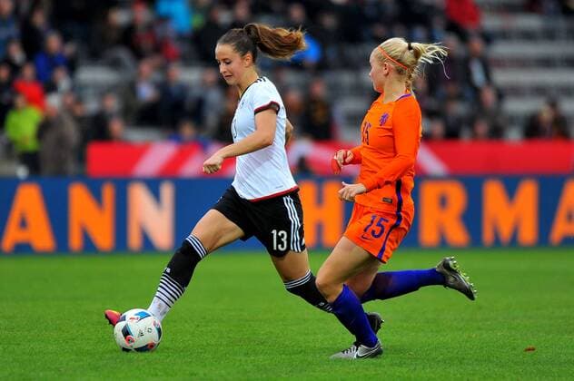 Sara DÄBRITZ (GER), Kika van Es (NED). Deutschland, Aalen: Fussball, Laenderspiel der Frauen: Deutschland vs Niederlande am 25.10.2016, Scholz Arena .