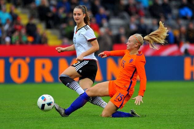 Sara DÄBRITZ (GER), Kika van Es (NED). Deutschland, Aalen: Fussball, Laenderspiel der Frauen: Deutschland vs Niederlande am 25.10.2016, Scholz Arena .